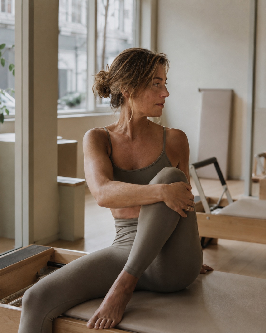 Mulher num estúdio de pilates tranquilo